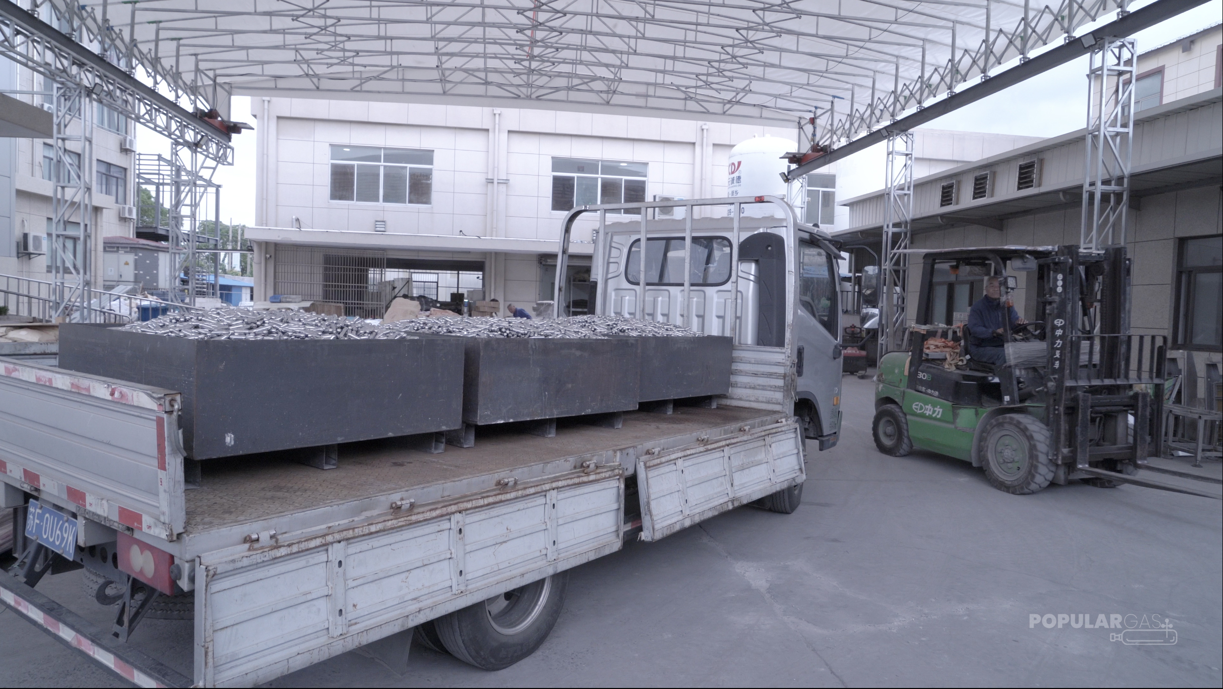 Factory image of the truck loaded with co02 cylinder | PopularGas